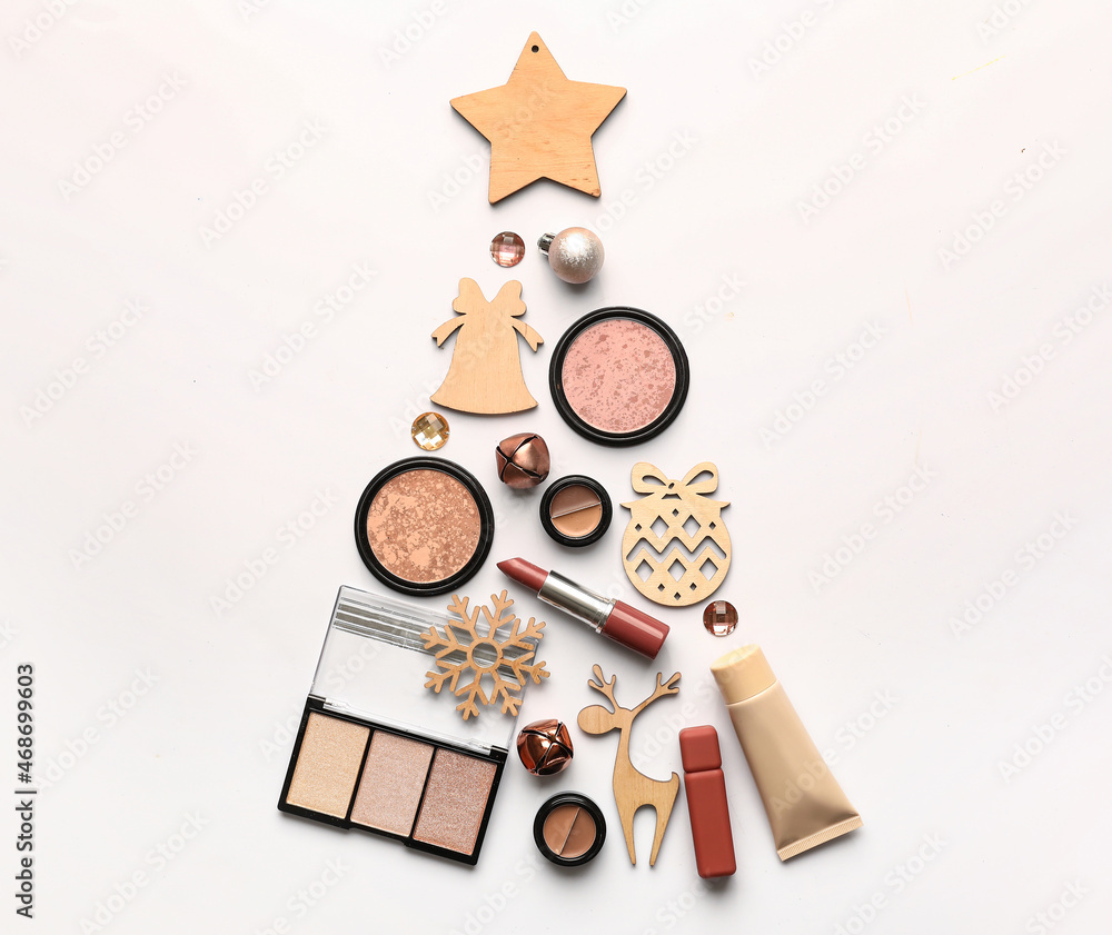 由化妆化妆品和白底装饰制成的圣诞树