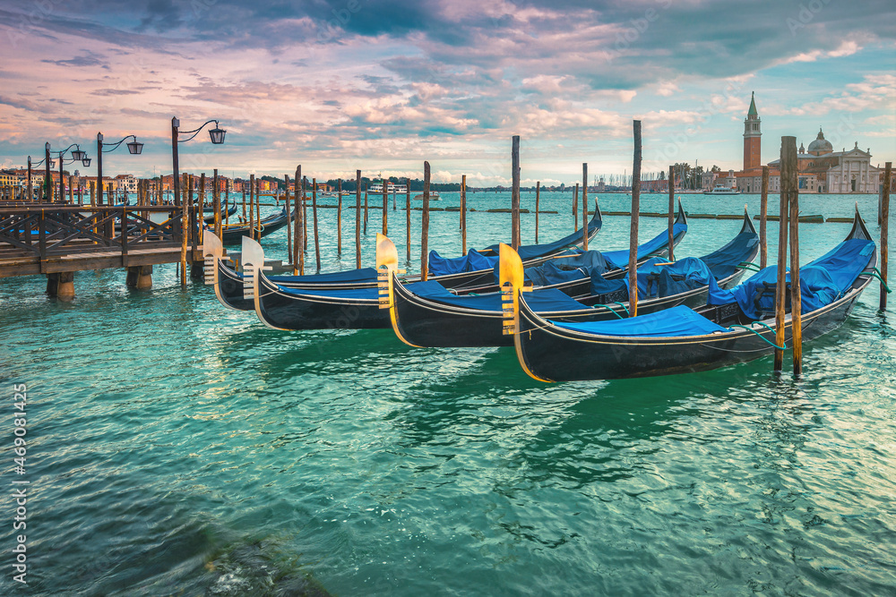 威尼斯大运河上停泊的贡多拉美景
