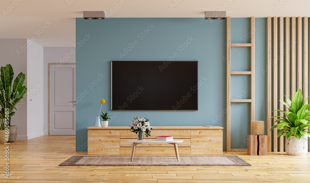 蓝色墙壁背景的现代客厅橱柜上的电视LED。