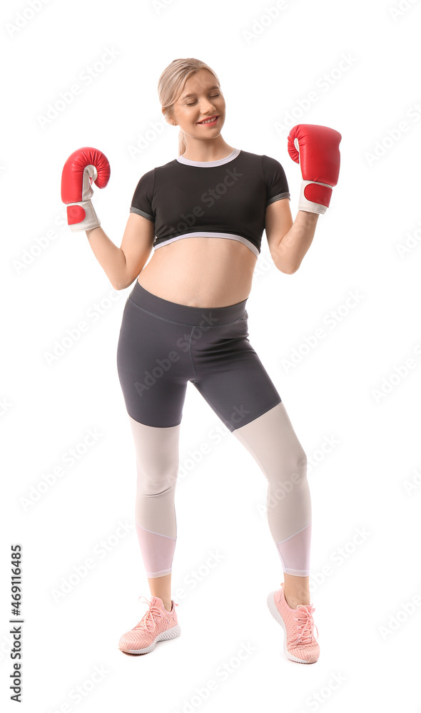 白底戴拳击手套的年轻孕妇
