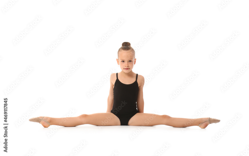 小女孩在白底上做体操