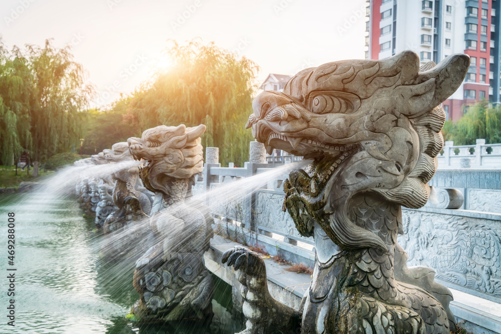 中国园林龙雕塑与喷泉