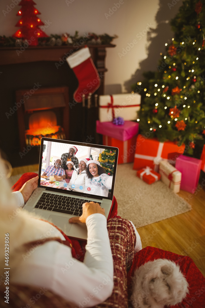 圣诞老人与微笑的非裔美国人家庭进行笔记本电脑圣诞视频通话