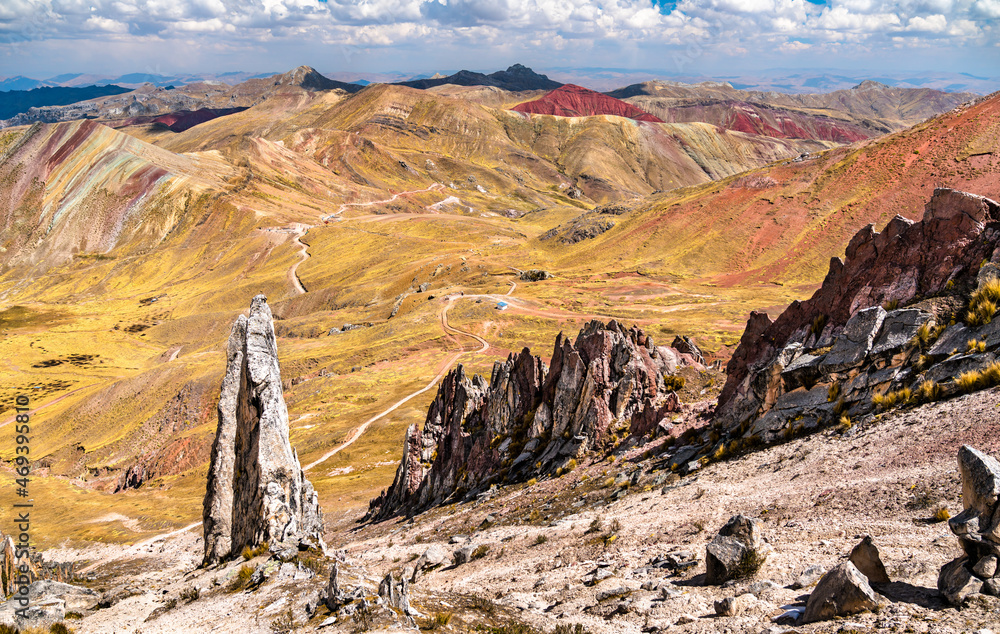 秘鲁库斯科附近Palccoyo彩虹山脉的石林
