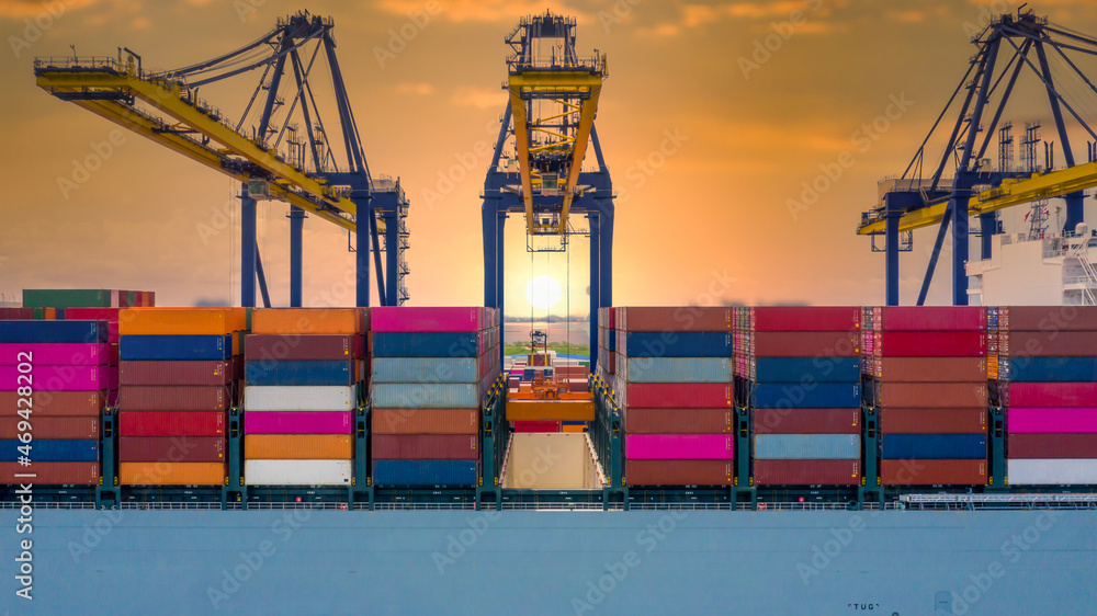 工业集装箱物流卸货进出口集装箱码头，集装箱船码头