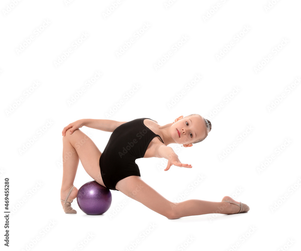 小女孩在做白底有球体操