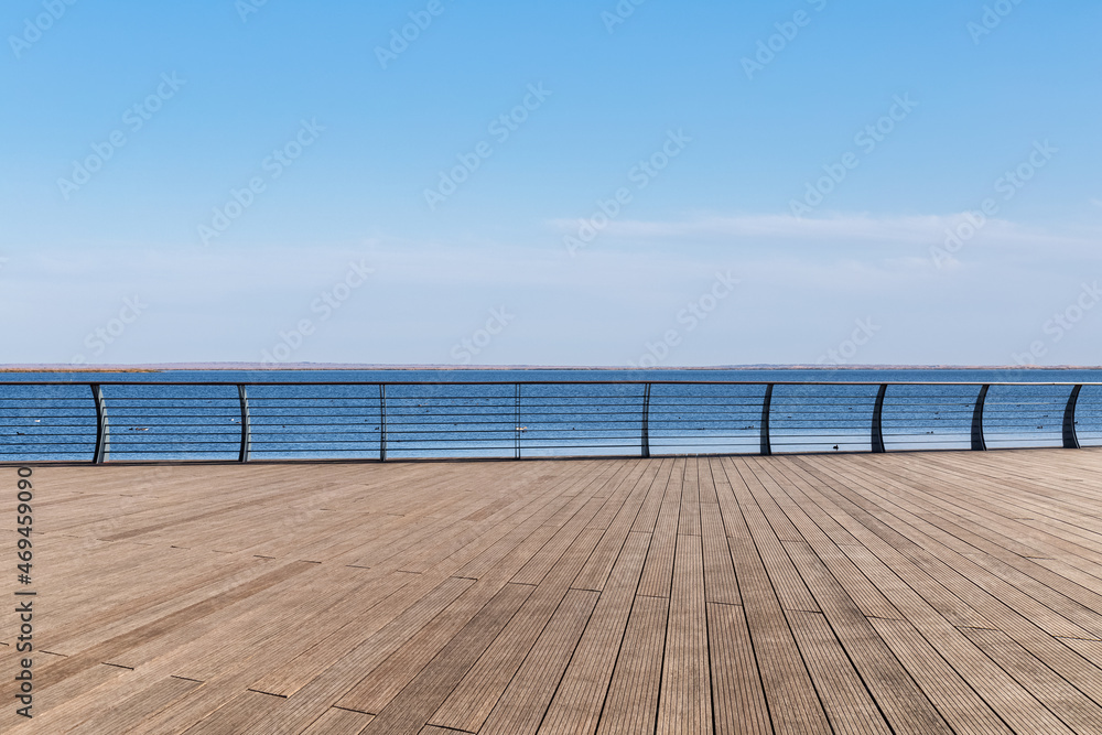 湖景和带栏杆的木地板