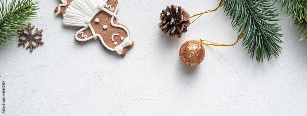 装饰圣诞姜饼饼干，白色餐桌背景装饰。