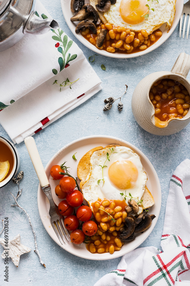 假日早餐配豆子吐司和鸡蛋食品摄影