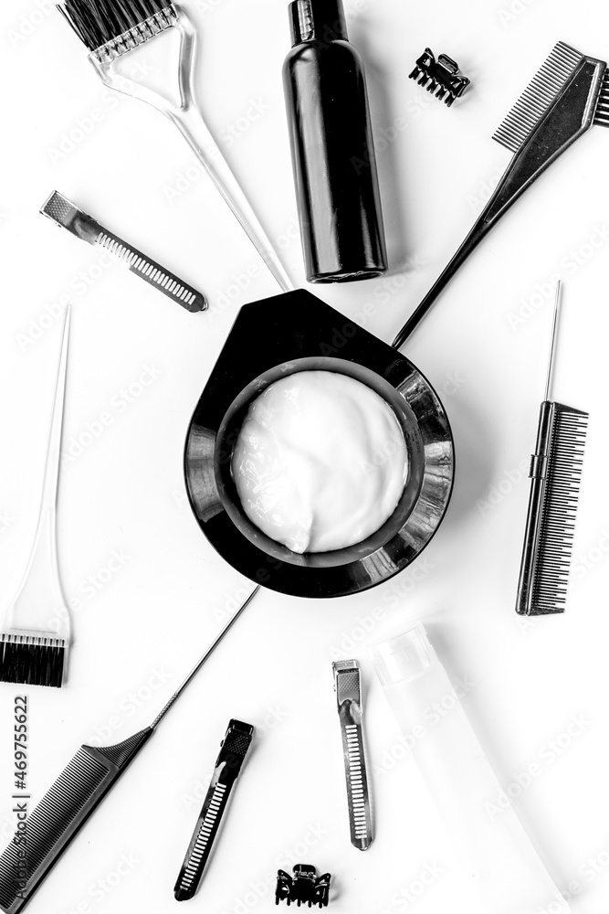 白色背景俯视图上理发店染发剂的工具