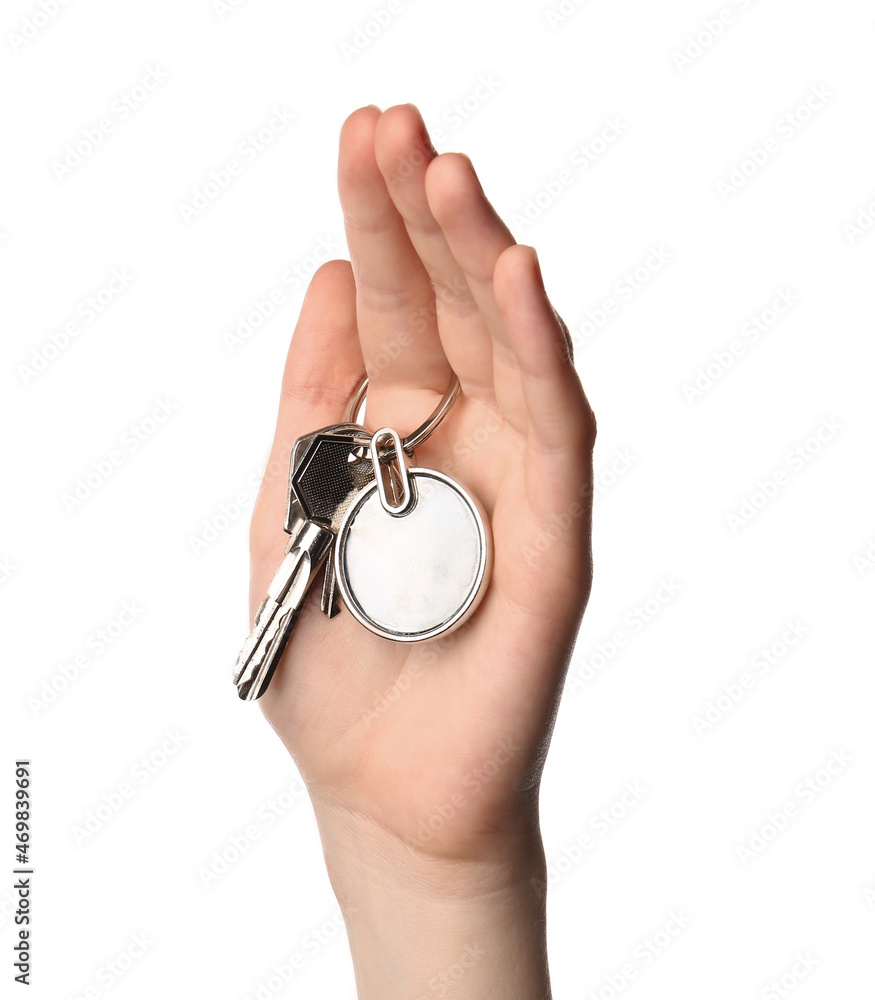 白色背景圆形钥匙链的女性手持钥匙
