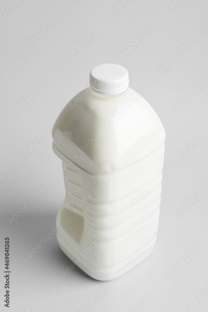 淡背景牛奶加仑瓶