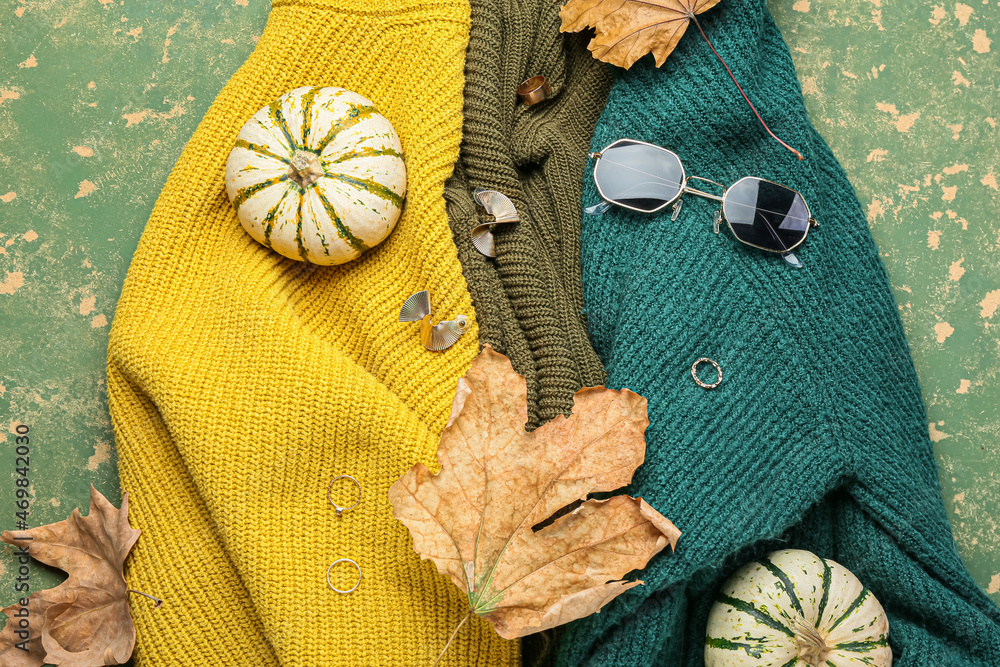 不同的针织毛衣、配饰和色彩背景上的秋季装饰