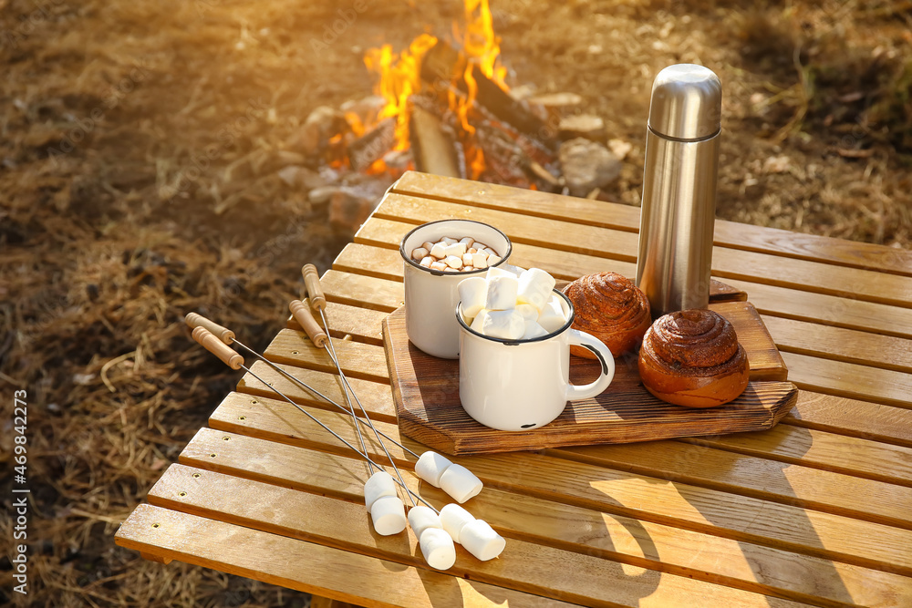 秋天森林里桌上的热巧克力配美味的棉花糖和面包