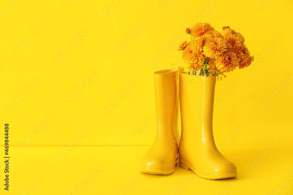 一双黄底橡胶靴和花朵