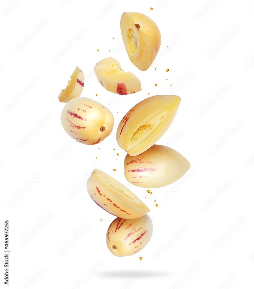 白色背景下的空气中的完整和切碎的成熟Pepino水果（Solanum muricatum）
