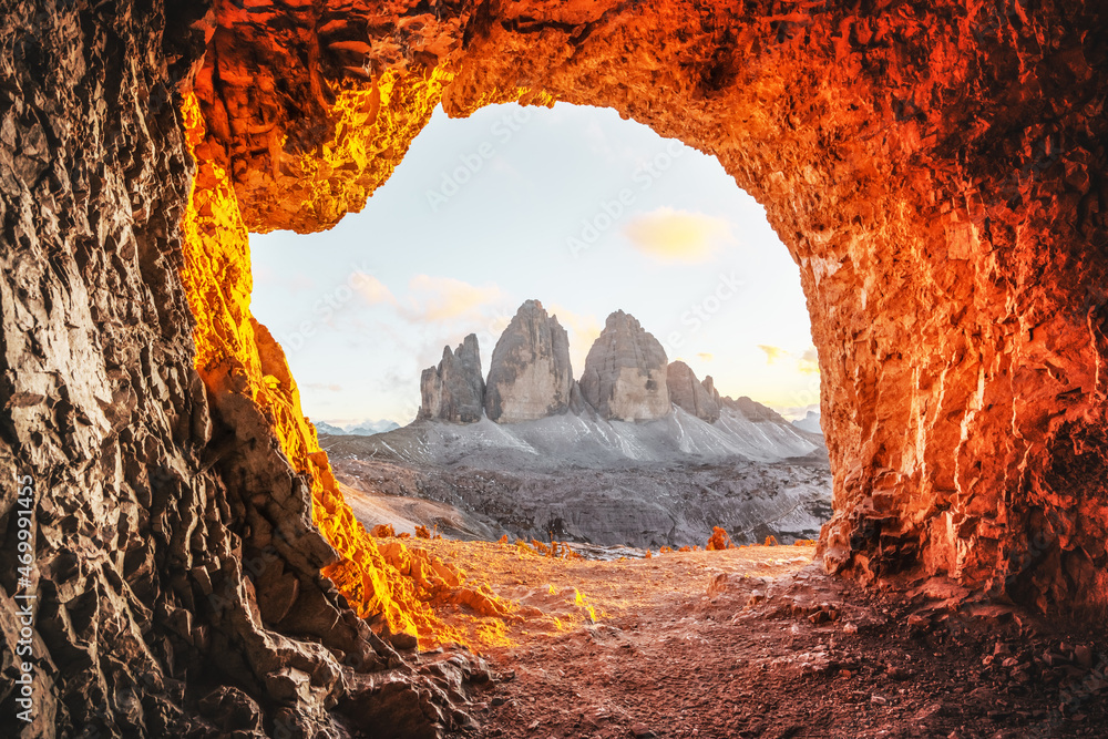 Tre Cime Di Lavardo山峰在令人难以置信的橙色日落中。从山上的洞穴俯瞰