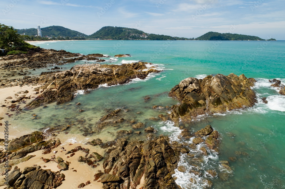 泰国普吉岛令人惊叹的海滨鸟瞰图夏季美丽的海岸和开阔的大海