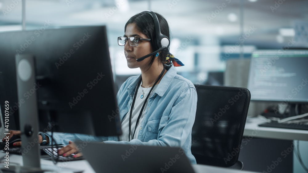 呼叫中心办公室：在Comp工作的友好印度女性IT客户支持专家的画像