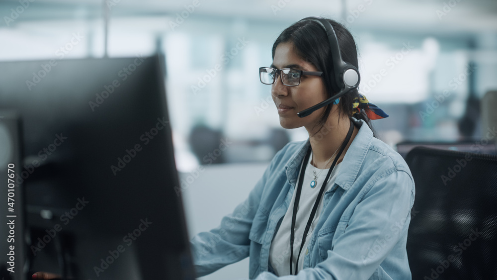 呼叫中心办公室：在Comp工作的印度女性IT客户支持专家的肖像