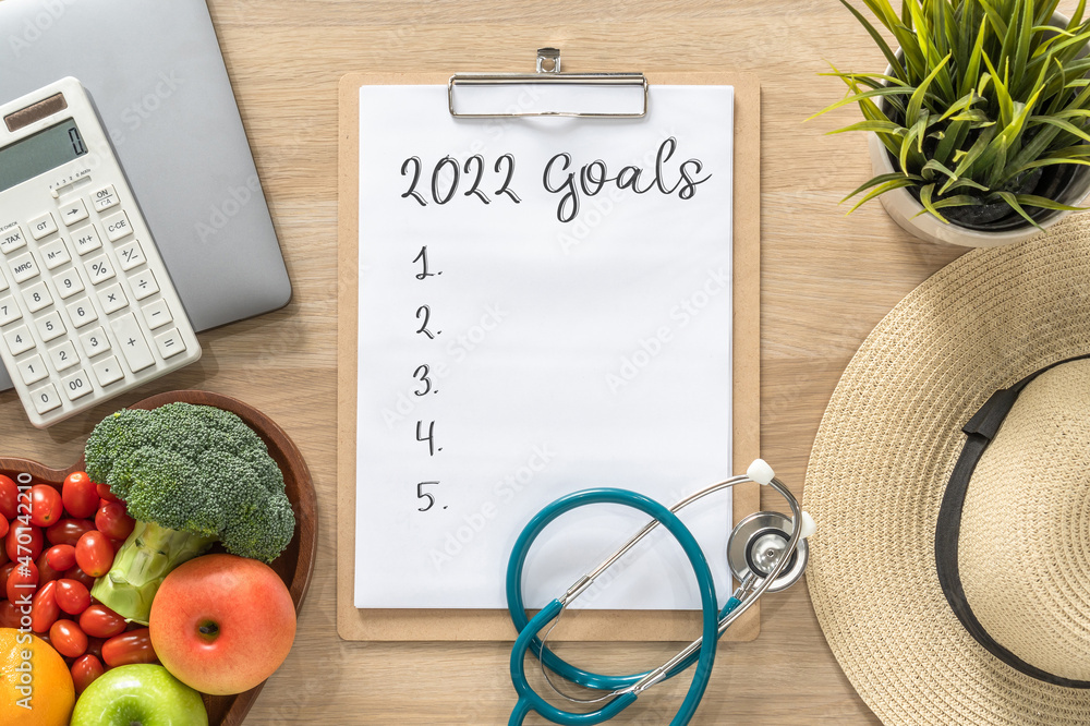 2022年目标在剪贴板记事本上，用于年度计划的新年提醒列表，工作健康计划-