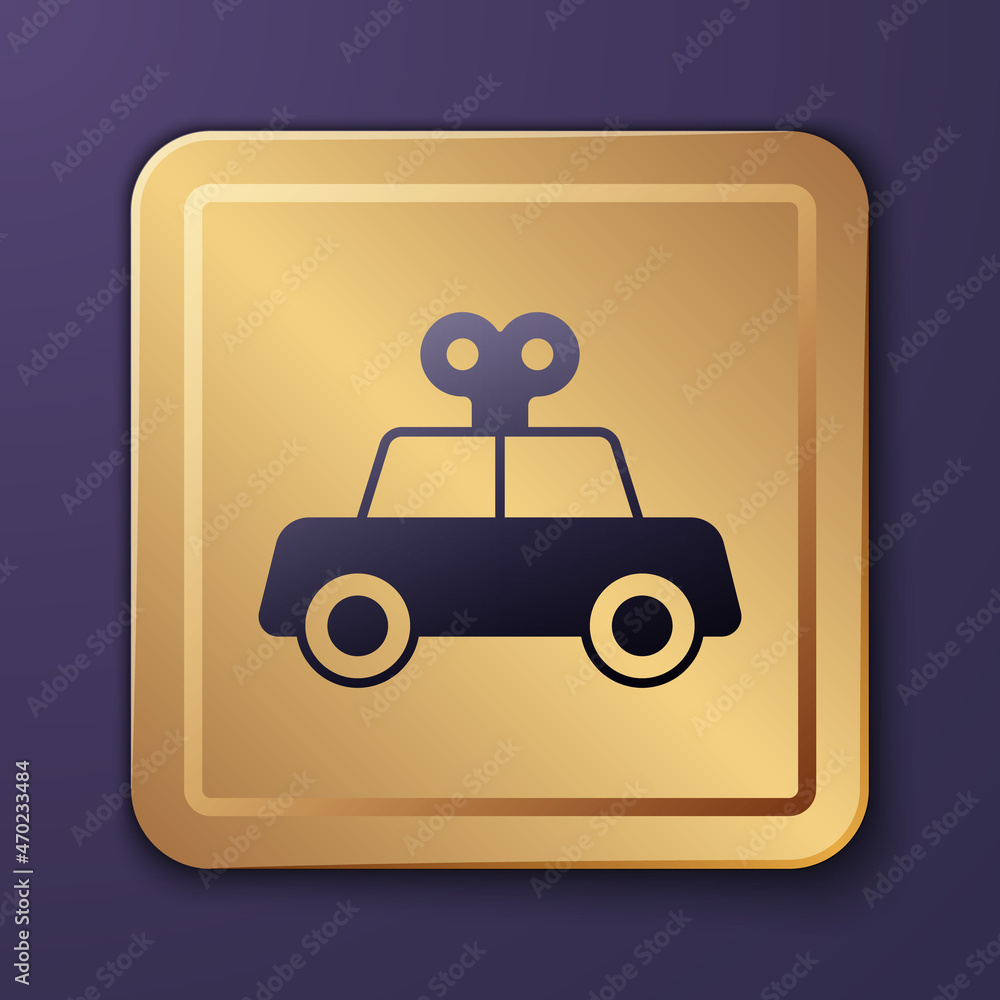 紫色玩具车图标隔离在紫色背景上。金色方形按钮。矢量