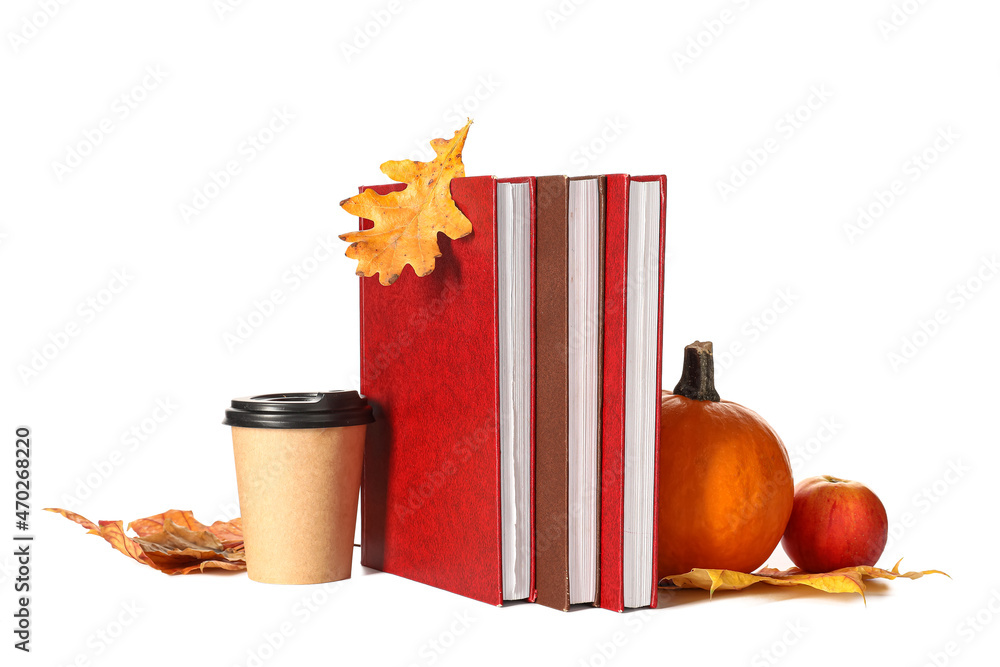 白色背景的书籍、带饮料和秋季装饰的纸杯