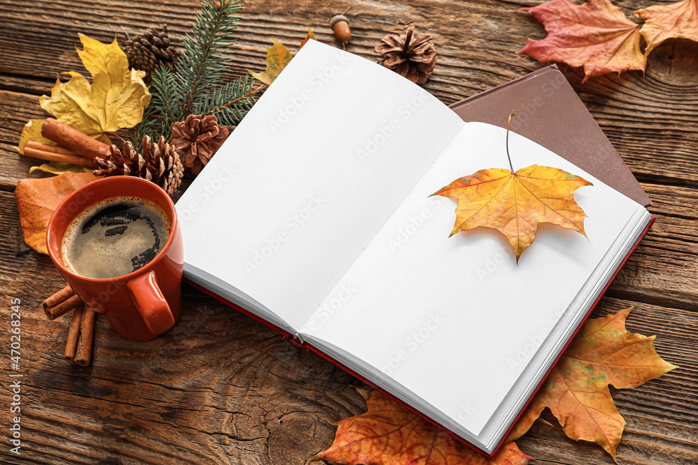 打开的书，空白页，一杯咖啡，木质背景上的秋季装饰