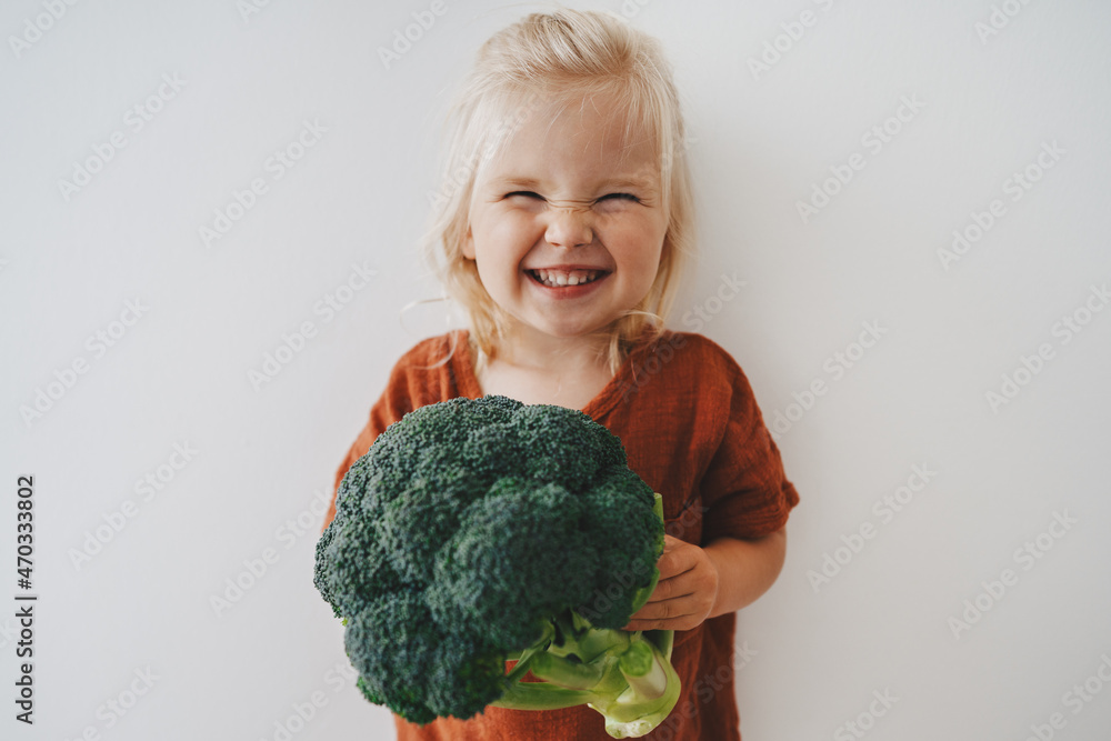 吃西兰花的儿童女孩健康食品纯素食生活方式有机蔬菜植物减肥坚果