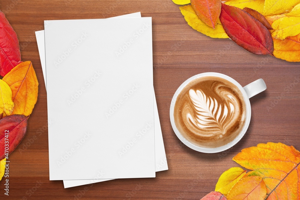 秋天的心情。一杯咖啡，笔记本，木底秋叶。
