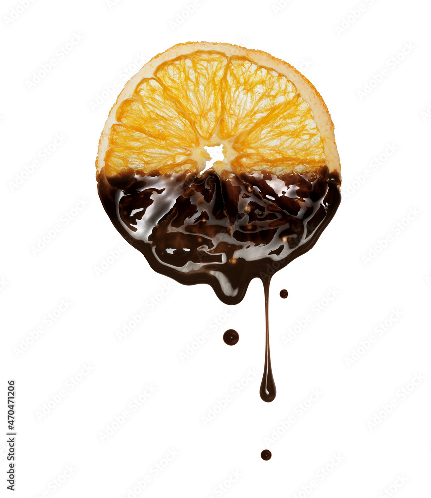 白色背景下，巧克力从干燥的橙子片中滴落