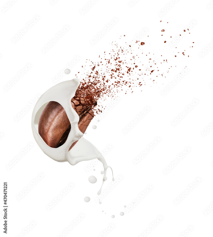 白色背景上有牛奶飞溅物的碎咖啡豆