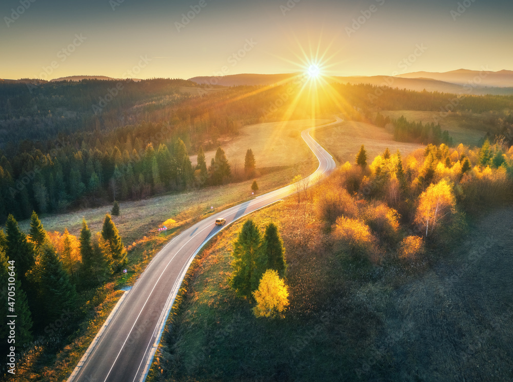 秋天日落时森林中山路的鸟瞰图。森林中道路的无人机俯视图。Be