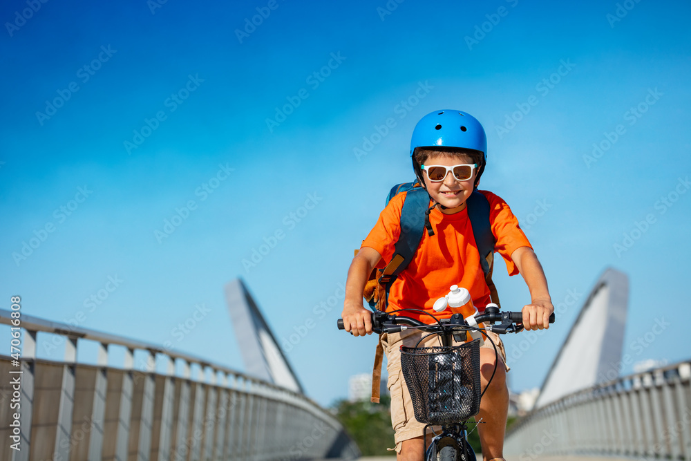 骑自行车过桥的男孩画像