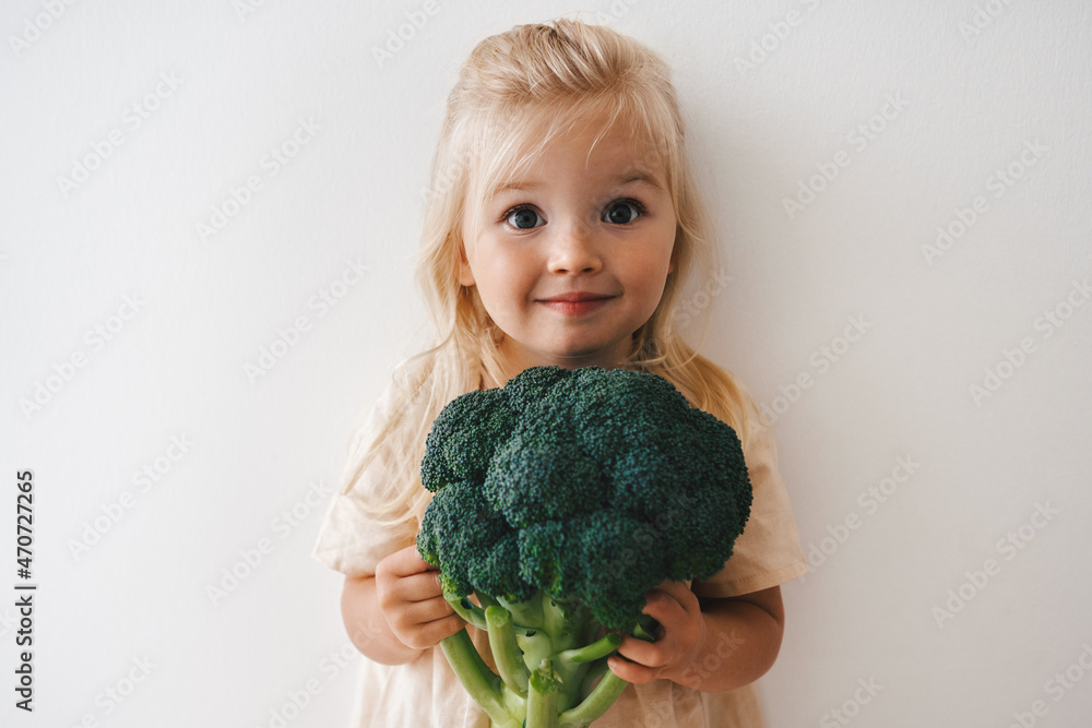 带西兰花的儿童女孩有机蔬菜食品健康生活方式素食菜单植物性饮食营养素