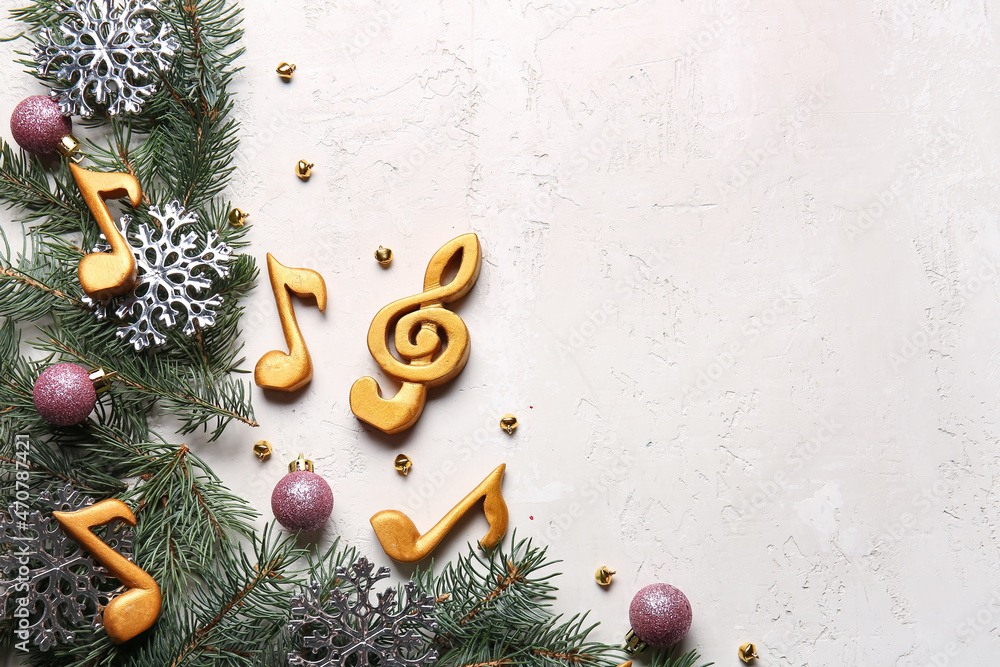 圣诞装饰、冷杉树枝和浅色背景上的音符标志
