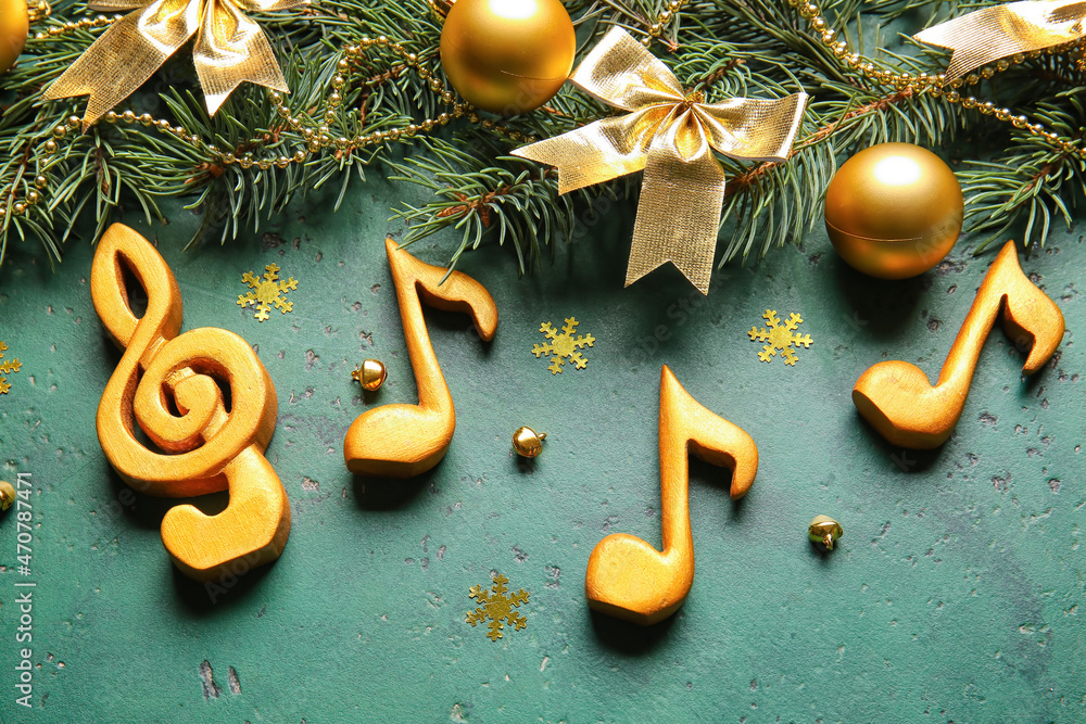 带有圣诞装饰、高音谱号和彩色背景音符标志的冷杉树枝