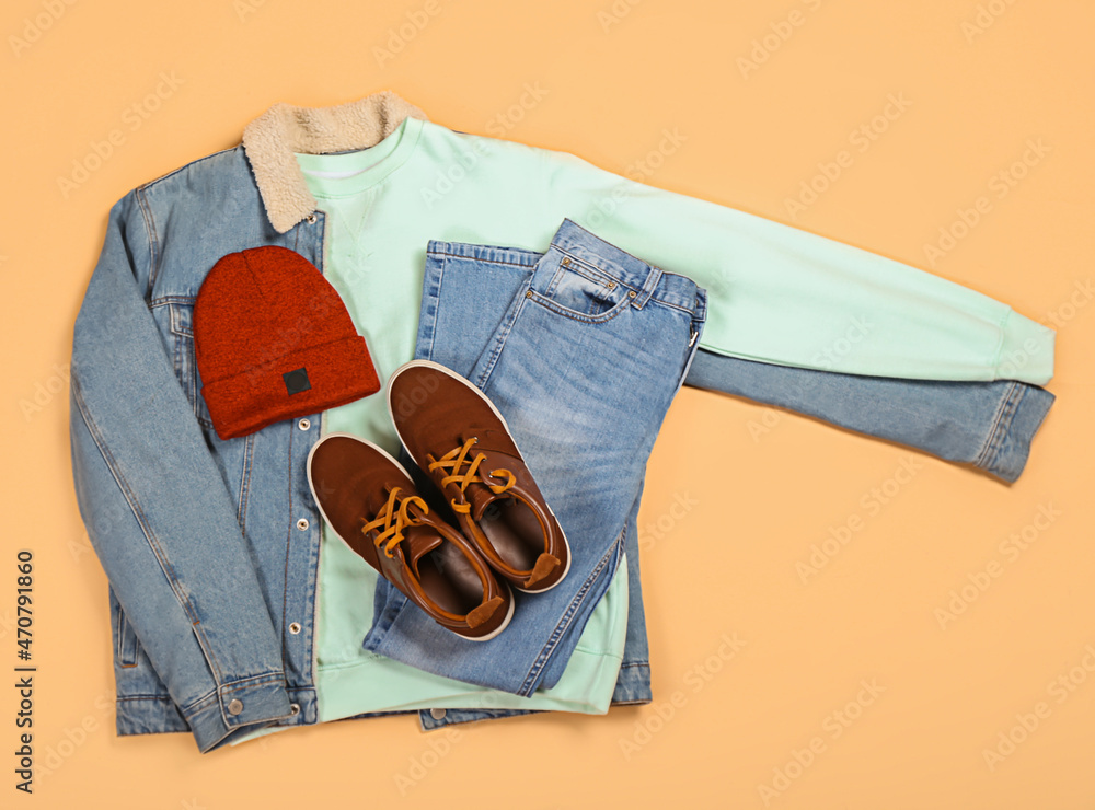 彩色背景牛仔夹克、毛衣、牛仔裤、帽子和鞋子