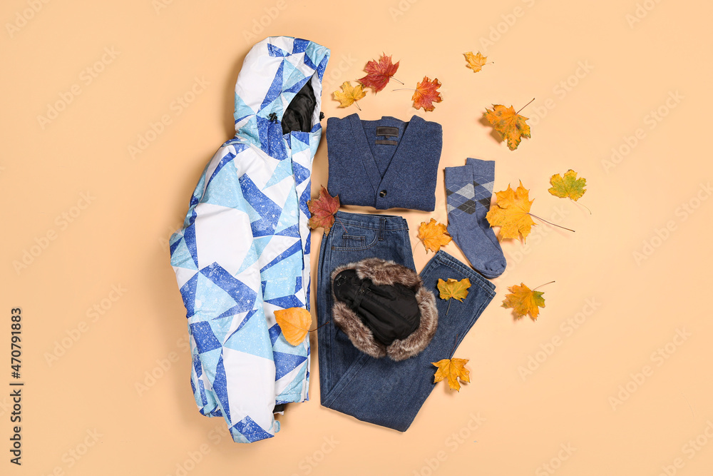 暖男夹克、帽子、运动夹克、袜子、牛仔裤和秋叶色背景
