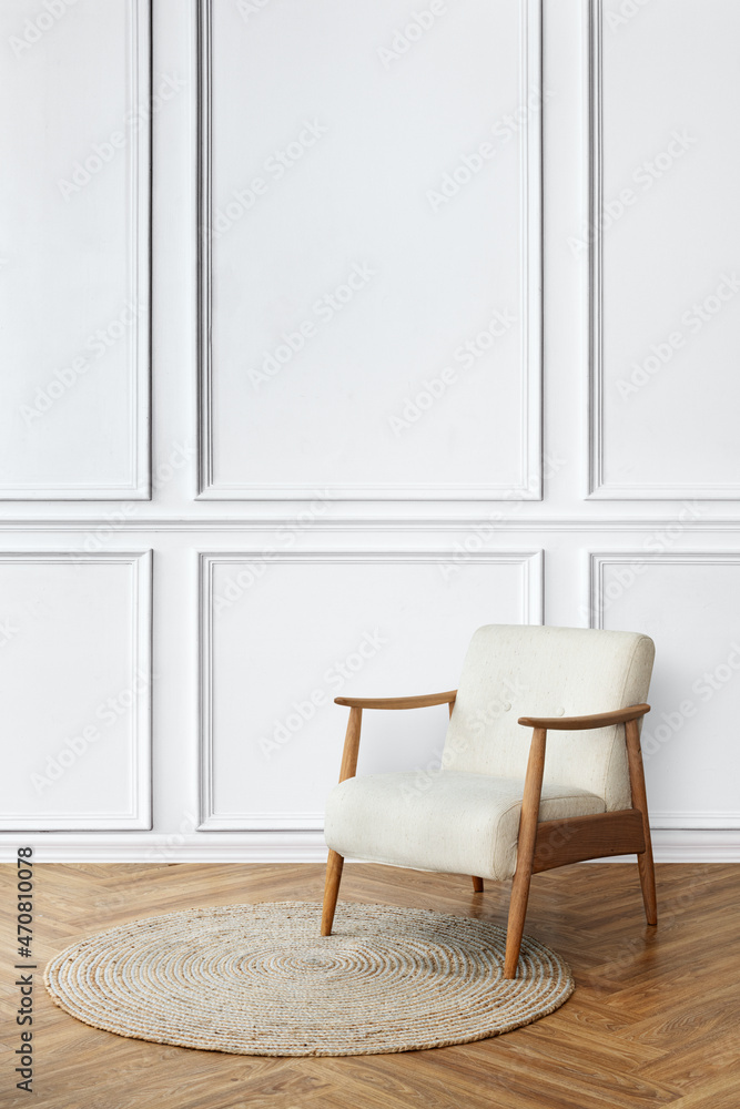 复古扶手椅和简约风格的白墙