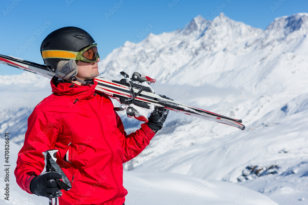 年轻人在山上滑雪度假