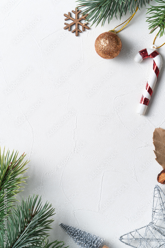 白色桌子背景上有空格的圣诞装饰品背景。