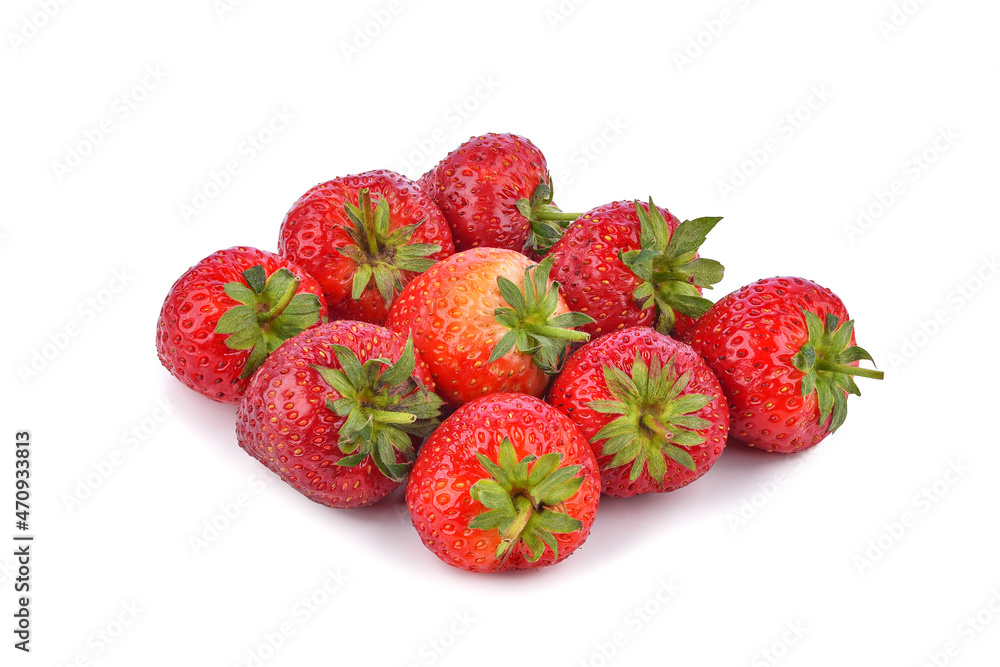 白色背景上的一堆成熟草莓。