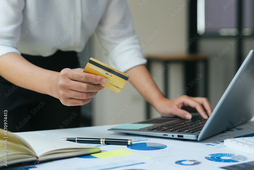 持信用卡使用笔记本电脑的商务女性，在线支付概念。