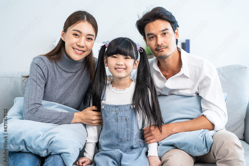 亚洲幸福家庭与孩子共度时光的写照。