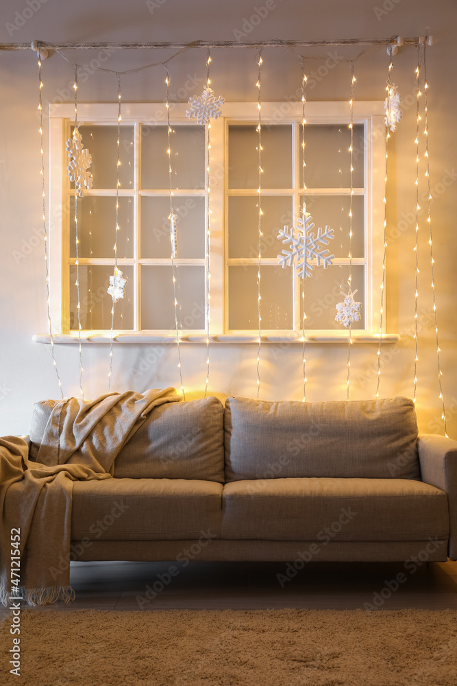带圣诞装饰和沙发的现代客厅内部
