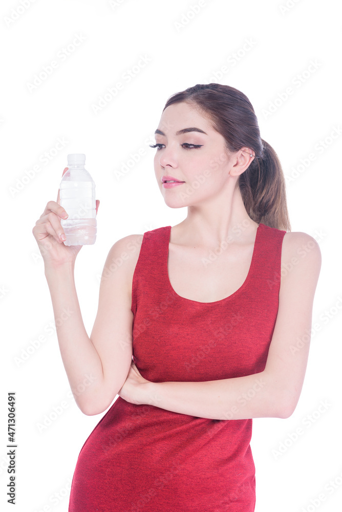 身穿红色连衣裙的美女从白底隔离的塑料瓶中喝水