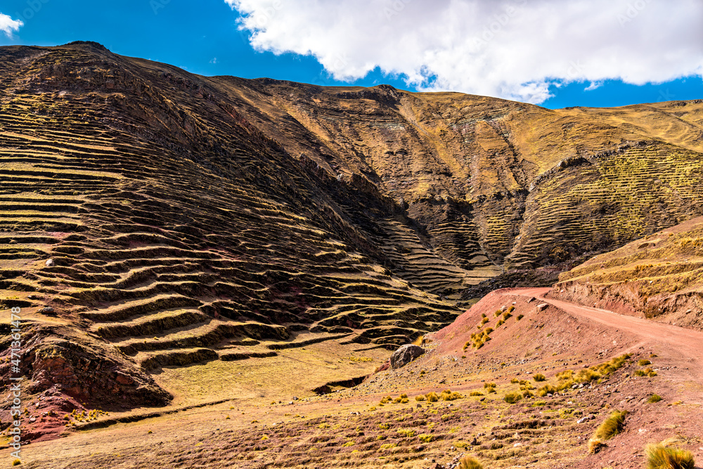 秘鲁库斯科附近Palccoyo彩虹山脉的梯田山脉
