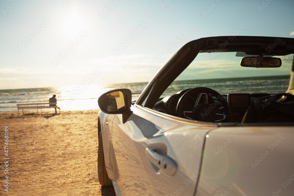 夏季沙路上或沙滩上的专属汽车