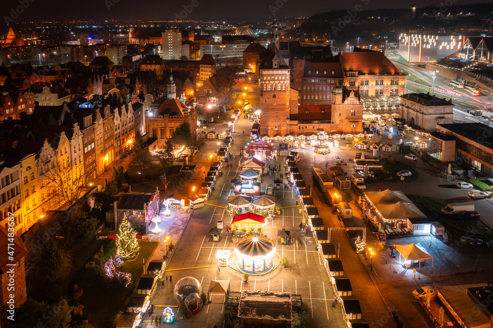 波兰格但斯克老城夜晚的美丽圣诞集市